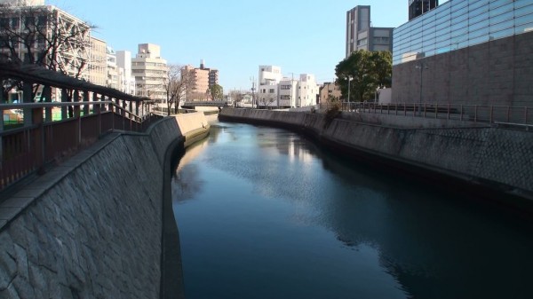 県庁前を流れる都川
