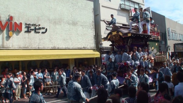 参道を通る山車