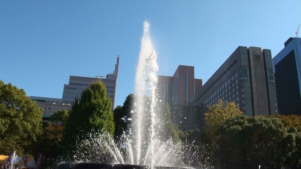 噴水の周囲は酔っ払いだらけ