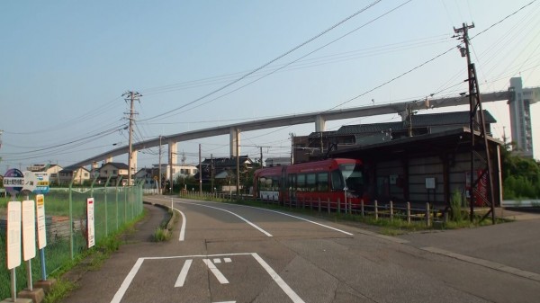 新湊大橋と万葉線